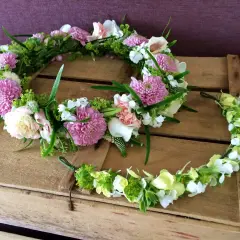 Två midsommarkransar med rosa och vita blommor, perfekta för midsommar naglar.