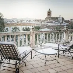 Terraza con tumbonas y vistas a la ciudad, ideal para explorar qué ver cerca de Zafra.