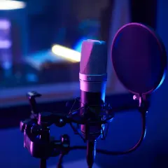 Profesjonalny mikrofon studyjny z pop filtrem, gotowy do nagrania. Tak działa mikrofon, zamieniając dźwięk w sygnał.