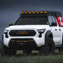 Toyota Tacoma prêt pour l'aventure, équipé pour le meilleur 4x4 tout-terrain. Lumières LED, tente de toit, jerricans.
