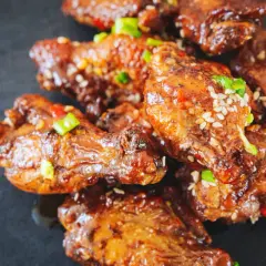 Ailes de poulet croustillantes, nappées d'une sauce sucrée et salée, garnies de graines de sésame et de ciboule. Un délice de marinade poulet.