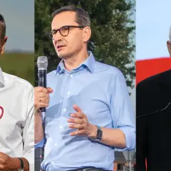 Trzech polityków: Donald Tusk, Mateusz Morawiecki i Jarosław Kaczyński. Choć nie widać tego na zdjęciu, ile wzrostu ma Donald Tusk, to jego postawa jest pewna.