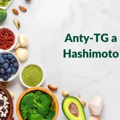Różnorodne zdrowe produkty spożywcze, takie jak owoce, warzywa i orzechy, obok tekstu "Anty-TG a Hashimoto".