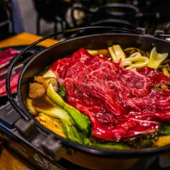 Ein dampfender Hot Pot Japan mit zartem Rindfleisch, Pilzen und Gemüse.
