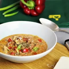 Herzhaftes Pizzasuppe Rezept: cremige Suppe mit Paprika, Pilzen und Käse, garniert mit Petersilie. Perfekt für kalte Tage!