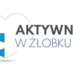 Niebieski element puzzla w kształcie serca z napisem "AKTYWNIE W ŻŁOBKU". Dofinansowanie do żłobka ułatwia rodzicom powrót do pracy.