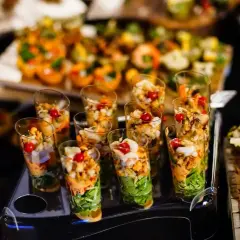 Catering: Rodzaje, style i trendy wybierz idealny dla Twojej imprezy!