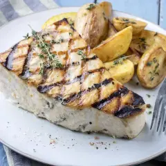 Un succulento pesce spada alla brace, con patate arrosto e timo fresco.