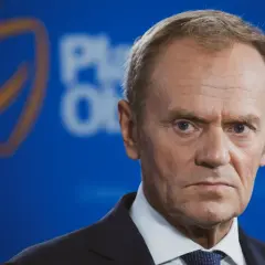 Donald Tusk, lider Platformy Obywatelskiej, partii, która często jest postrzegana jako centrum lub lewica.