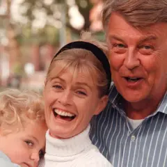 Glad familj med ett barn, en kvinna och en man. Kanske är det Felix Taube med sin familj.