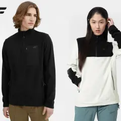 Ein Mann und eine Frau präsentieren ihre warmen Fleecejacken. Diese Jacken sind ideal für kühle Tage und bieten Komfort und Stil.