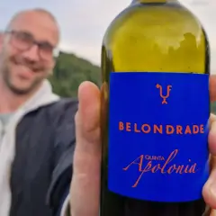 Mann hält Flasche Belondrade Quinta Apolonia, ein perfekter sommerwein spanien.