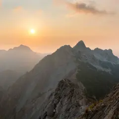 Albe rosate sulle Alpi Apuane, dove sono queste maestose vette rocciose che si stagliano contro il cielo al tramonto.