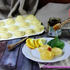 Seadas pronte per essere fritte, con miele, limone e arancia come ingredienti.