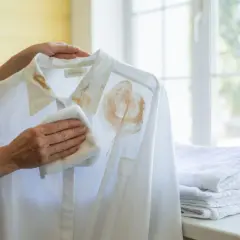 Plama z podkładu: Jak szybko i skutecznie uratować białą bluzkę?