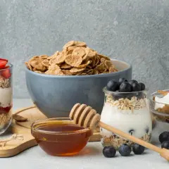 Colazione sana con fiocchi d'avena, yogurt, fragole e mirtilli. Scopri i fiocchi d'avena valori nutrizionali per un pasto equilibrato.