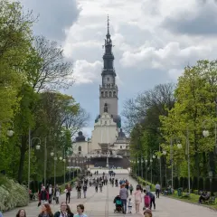 Droga do jednego z najważniejszych sanktuariów maryjnych w Polsce, Jasnej Góry, pełna pielgrzymów.