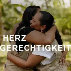 Zwei Frauen umarmen sich herzlich. Das Bild erinnert an bibelverse freundschaft und die Bedeutung von Mitgefühl und Gerechtigkeit.