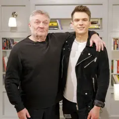 Starszy mężczyzna z siwymi włosami i młody mężczyzna w skórzanej kurtce, stojący ramię w ramię. Widać, kto jest synem kogo.