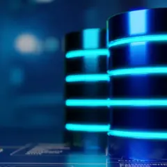 Server con luci al neon blu e rosse, che simboleggiano un sistema di database ole db.