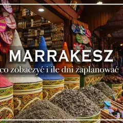 Kolorowe stożki z przyprawami i kosze z tkaninami na targu w Marrakeszu. Odkryj marrakesz atrakcje i zaplanuj podróż.
