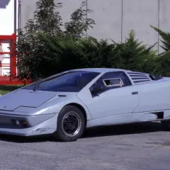 Prototypowy Lamborghini Diablo w szarym kolorze, z charakterystycznymi wlotami powietrza i ostrymi liniami, gotowy do testów.