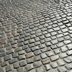 Jak przygotować teren pod kostkę, aby uniknąć kosztownych błędów