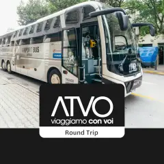 Kobieta czeka na autobus ATVO na lotnisko w Padwie.