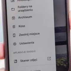 Menu telefonu z opcją "Kosz". Widoczny fragment interfejsu aplikacji z listą opcji, w tym folderem na urządzeniu, archiwum, koszem, zwolnieniem miejsca i ustawieniami.