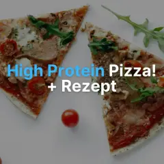 Zwei Stücke High Protein Pizza mit Tomaten und Rucola. Der Teig ist dünn und knusprig.