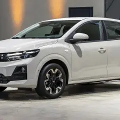 Biały Dacia Sandero z nowoczesnym grillem i felgami. Idealny do miasta i na dalsze trasy.