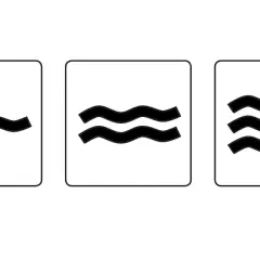 Drei Symbole mit Wellenlinien: eine einzelne, zwei und drei. Diese Tapetensymbole Bedeutung könnte für verschiedene Wasserstände oder Wellengänge stehen.