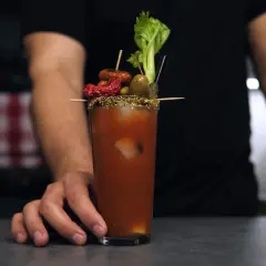 Lokale, gdzie barmani polecają krwawą mary i margaritę – najlepsze miejsca