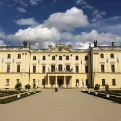Pałac Branickich w Białymstoku, wspaniały przykład barokowej architektury, to miejsce, co warto zobaczyć w Białymstoku.