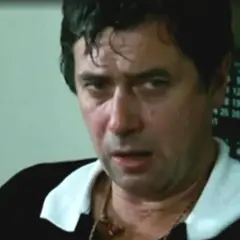 Zbliżenie na twarz aktora z filmu "Sól ziemi czarnej". W tle widać fragment kalendarza.