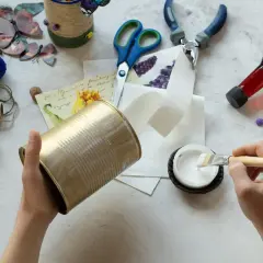 Zaczynamy decoupage krok po kroku! Malowanie puszki klejem, przygotowanie do ozdabiania motylami i innymi elementami.