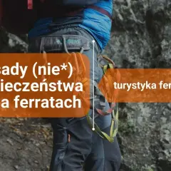 Turysta w uprzęży przygotowuje się do wspinaczki górskiej. Napis: "Zasady (nie*) bezpieczeństwa na via ferratach, turystyka ferratowa".