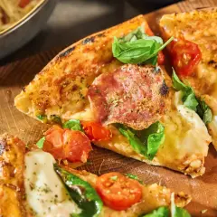 Njut av detta utsökta pizza recept med salami, tomater och färsk basilika. Perfekt för en mysig kväll!