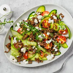 Bunter Salat mit Hackfleisch, Gurkenbändern, Tomaten und Feta. Ein leckeres Gericht für Low Carb Hackfleischgerichte.