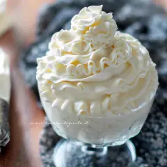 Coppa di golosa crema di latte, decorata con una sac à poche, pronta per essere gustata.