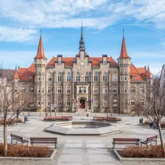 Ratusz w Wałbrzychu, jedna z głównych atrakcji miasta, z fontanną i ławkami na placu.