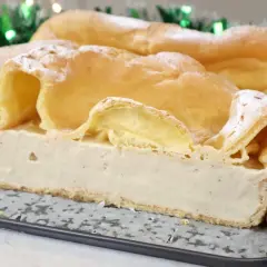 Kremowa karpatka z ciasta parzonego, posypana cukrem pudrem. Ten stary przepis na karpatkę zachwyca smakiem.