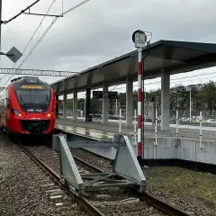 Czerwony pociąg PKP stoi na peronie. Co to znaczy? To początek podróży!
