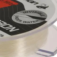 Nawijana na szpulę, niewidoczna pod wodą żyłka węglowa. Idealna, by złowić szczupaka, który nie zauważy przynęty.