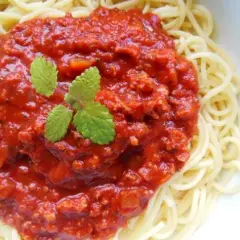 Ile kalorii ma sos do spaghetti z mięsem mielonym? Sprawdź teraz!