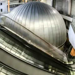 Nowoczesne wnętrze z kopułą i ruchomymi schodami. EC1 Planetarium to miejsce, które warto zobaczyć, pełne naukowych atrakcji.