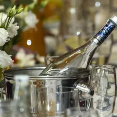 Ile kosztuje butelka wódki w restauracji? Ceny, które zaskakują