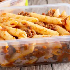Penne z sosem bolońskim w pojemniku. Czy ugotowany makaron można zamrozić? Tak, to świetny sposób na przechowywanie posiłków.