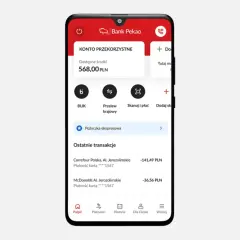 Ekran aplikacji mobilnej Banku Pekao SA z widokiem konta, dostępnymi środkami i ostatnimi transakcjami.