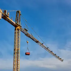 Operator dźwigu: Zarobki, kurs, praca za granicą. Czy warto?